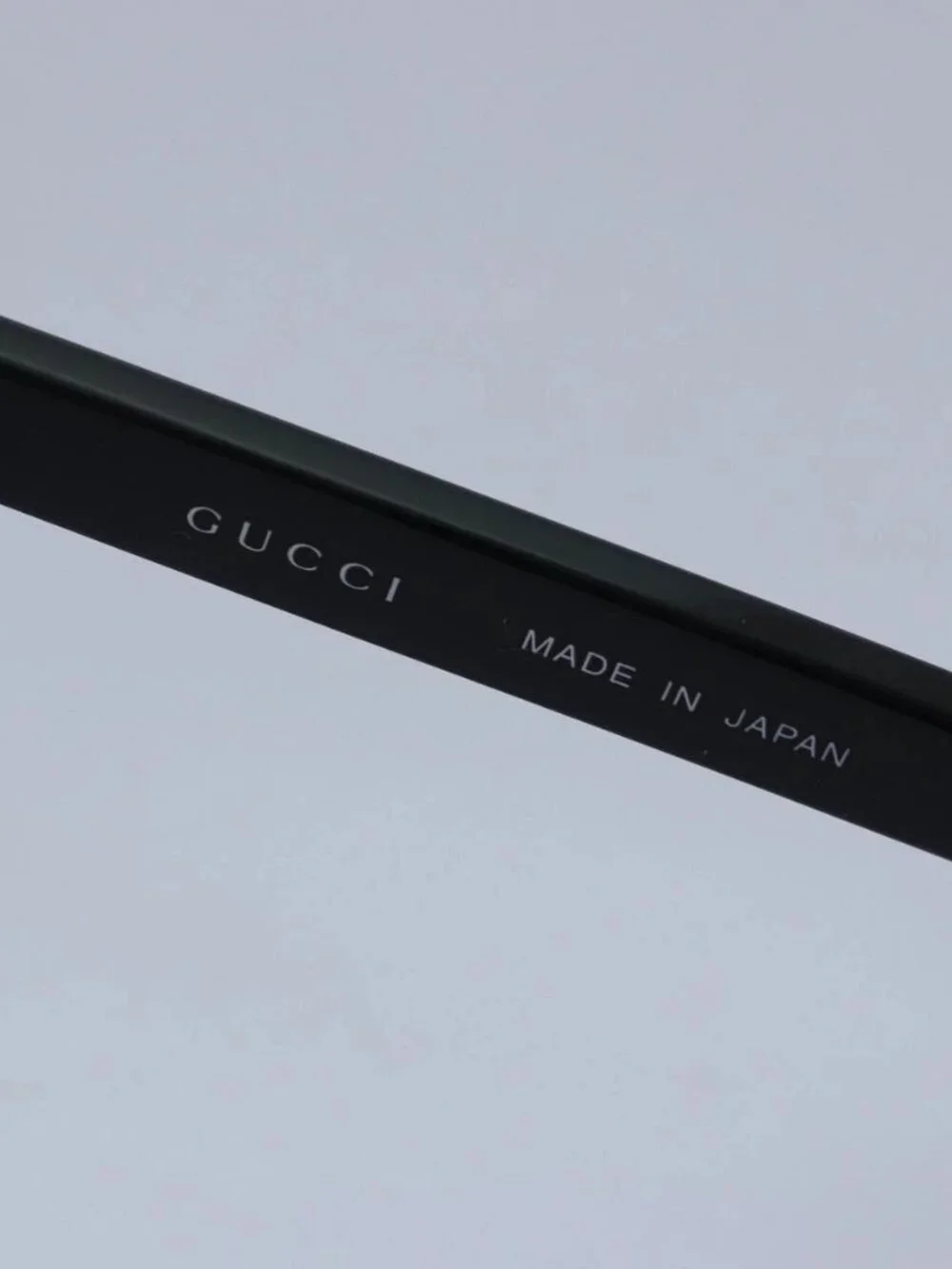 Gucci brand	gucci color	black